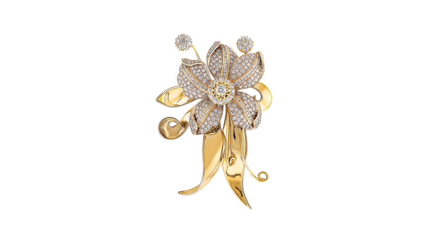 Floral brooch in gold embedded with diamonds