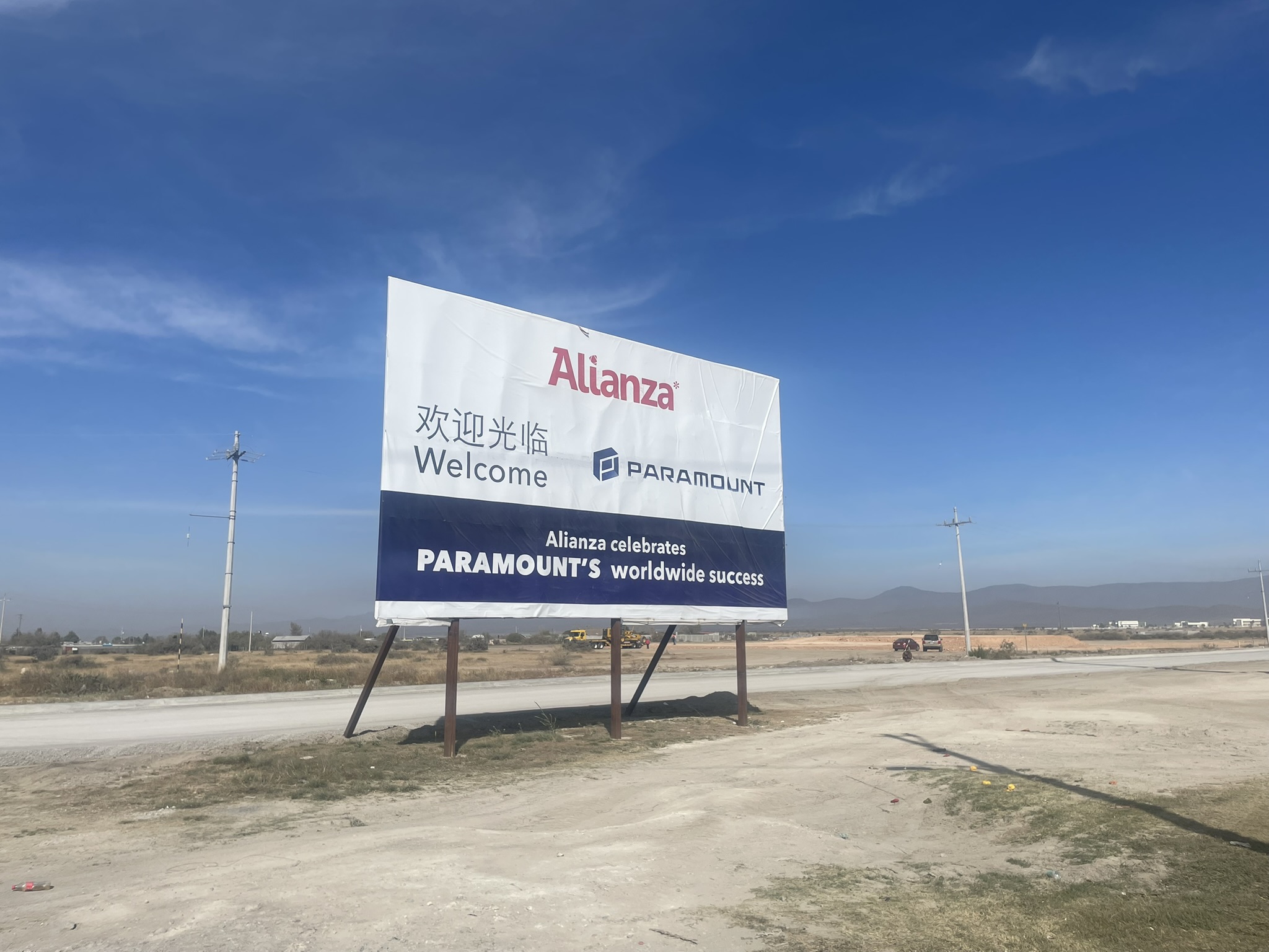 Image of a sign in english and mandarin welcoming people to Alianza Industrial Park in Coahuila state, Mexico