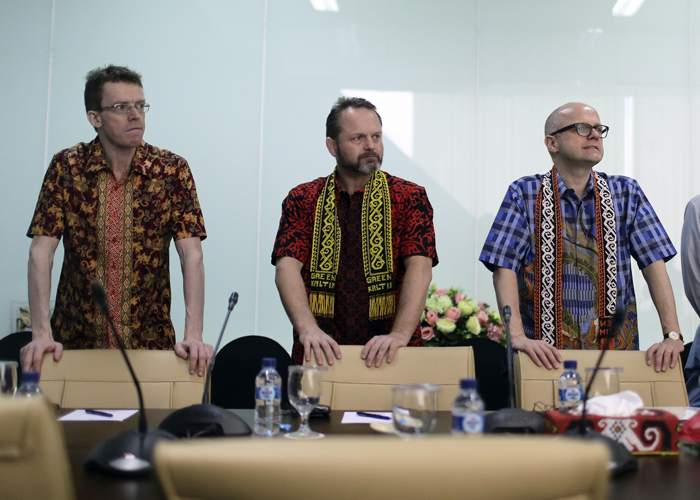 Per Pharo, Stig Traavik and Vidar Helgesen in one of a dozen meetings in Jakarta